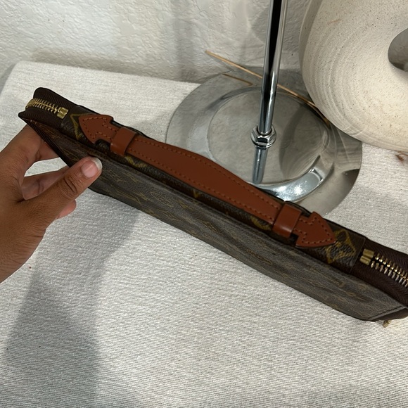 Authentic LOUIS VUITTON ESCAPADO like new with COA - Picture 5 of 15